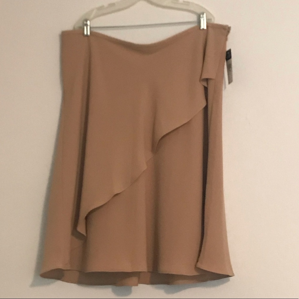 Skirt with ruffle accent